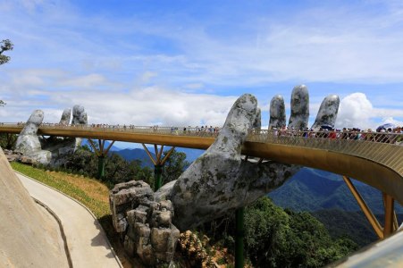 giant-hands-holding-up-golden-bridge-on-ba-na-hills-da-nang-vietnam-7